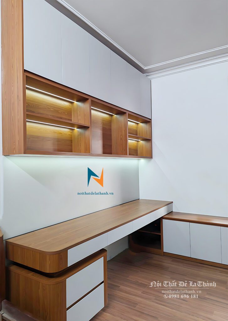 Thiết kế bàn học đẹp cho chung cư, gồm bàn dài 2mx75cm, giá sách treo kịch trần, phối 2 màu gỗ nâu đỏ và cánh trắng rất đẹp