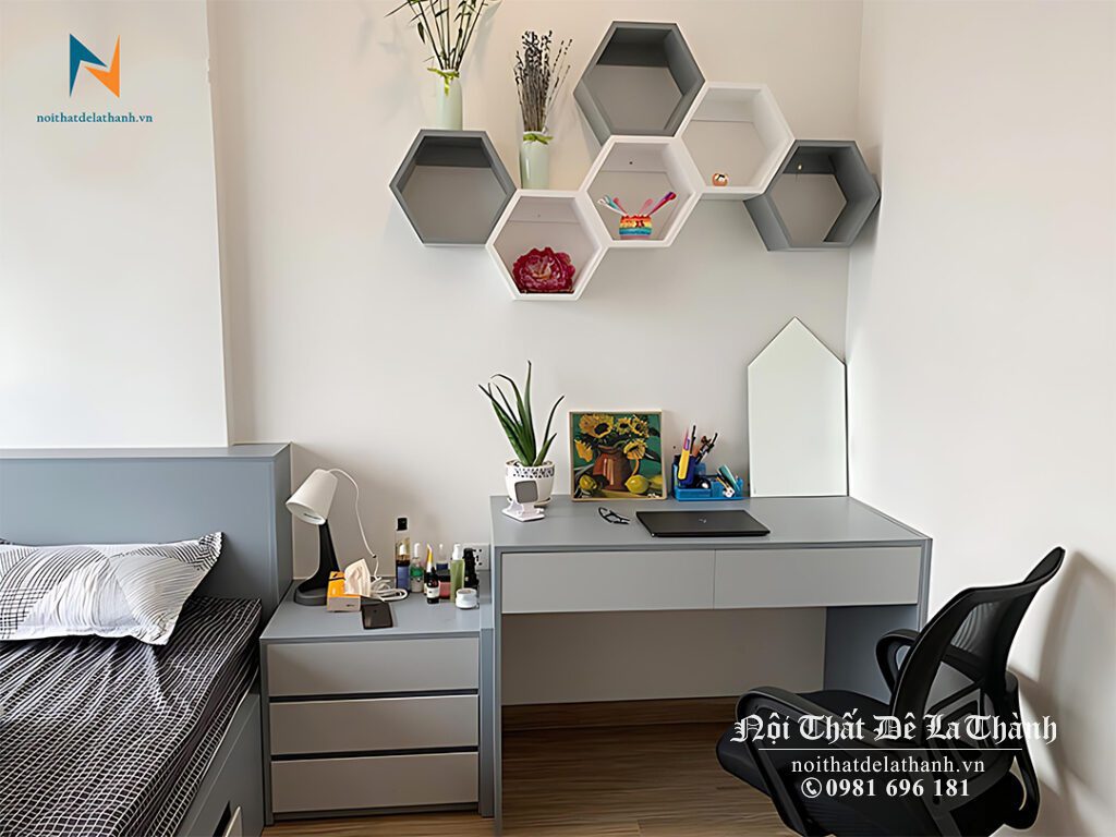 Chiếc bàn học được thiết kế rất đẹp dành cho học sinh cấp 3 hoặc sinh viên đại học, gồm 2 phần: tủ bên trái rộng 40cm, bàn dài 80cm, giá sách kiểu tổ ong, phối màu xám và màu trắng, phong cách hiện đại