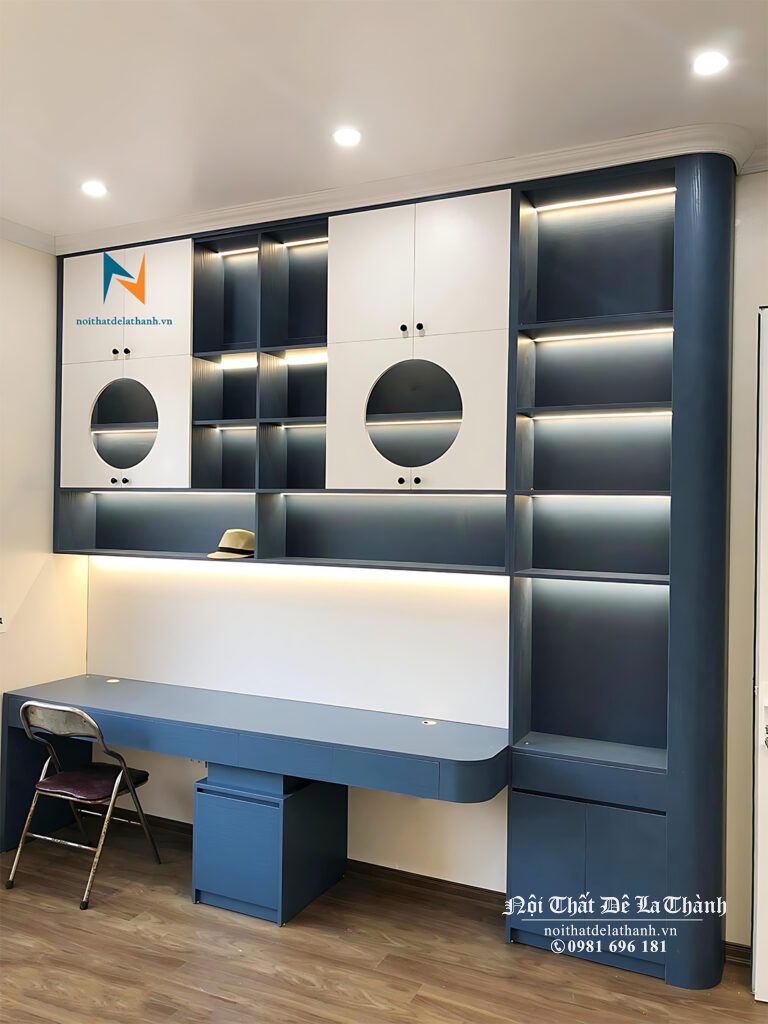 Thiết kế bàn học cho 2 bé trai cấp 2, màu xanh pha màu cánh trắng, bàn học chữ T, cánh khoét ô tròn tạo điểm nhấn rất đẹp