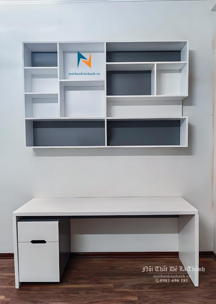 Mặc dù đa dạng về chất liệu, nhưng gỗ MDF vẫn là chất liệu ưa thích để tạo ra những chiếc bàn cho học sinh bền và đẹp mắt. Ảnh: bàn học cho bé trai cấp 3, phối màu chì và màu trắng, kích thước 1m, bàn kèm giá sách, phong cách hiện đại