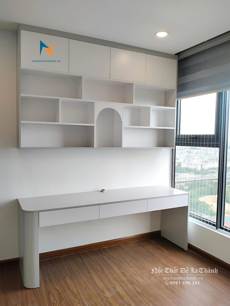 Gỗ công nghiệp MDF và MDF là các chất liệu chủ yếu tạo ra những chiếc bàn hiện đại, bên cạnh đó còn có gỗ cao su và gỗ xoan. Ảnh: Bàn học màu trắng cho học sinh cấp 3