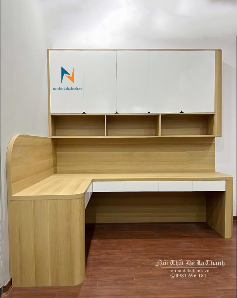 Chiếc bàn học đôi chữ L dành cho 2 bé, kích thước 1m8xm195 (1 vế dài 60cm, 1 vế 1m2 có giá sách), chất liệu gỗ mdf, màu gỗ vàng nhạt pha cánh màu trắng