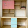 Chiếc bàn học đôi 1m6x1m95 mix màu hồng, xanh, và màu gỗ vàng nhạt, bàn học liền giá sách, có thể dùng cho 2 bé cấp 1 hoặc cấp 2