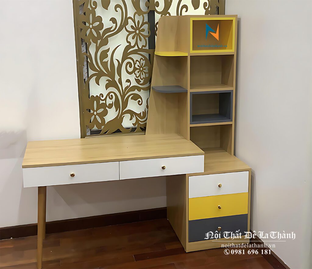 Bàn học gỗ mdf rất đẹp mắt, thiết kế hình con ngựa dành cho bé trai, kích thước 1mx1m5, thiết kế kiểu bàn học liền giá sách, phối các màu 388, màu trắng, vàng và màu chì