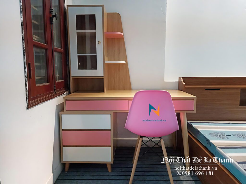 Bàn học gỗ công nghiệp thiết kế hình ngựa rất đẹp, dành cho bé gái, kích thước 1mx1m5, thiết kế kiểu bàn học liền giá sách, phối màu 388, màu trắng và hồng