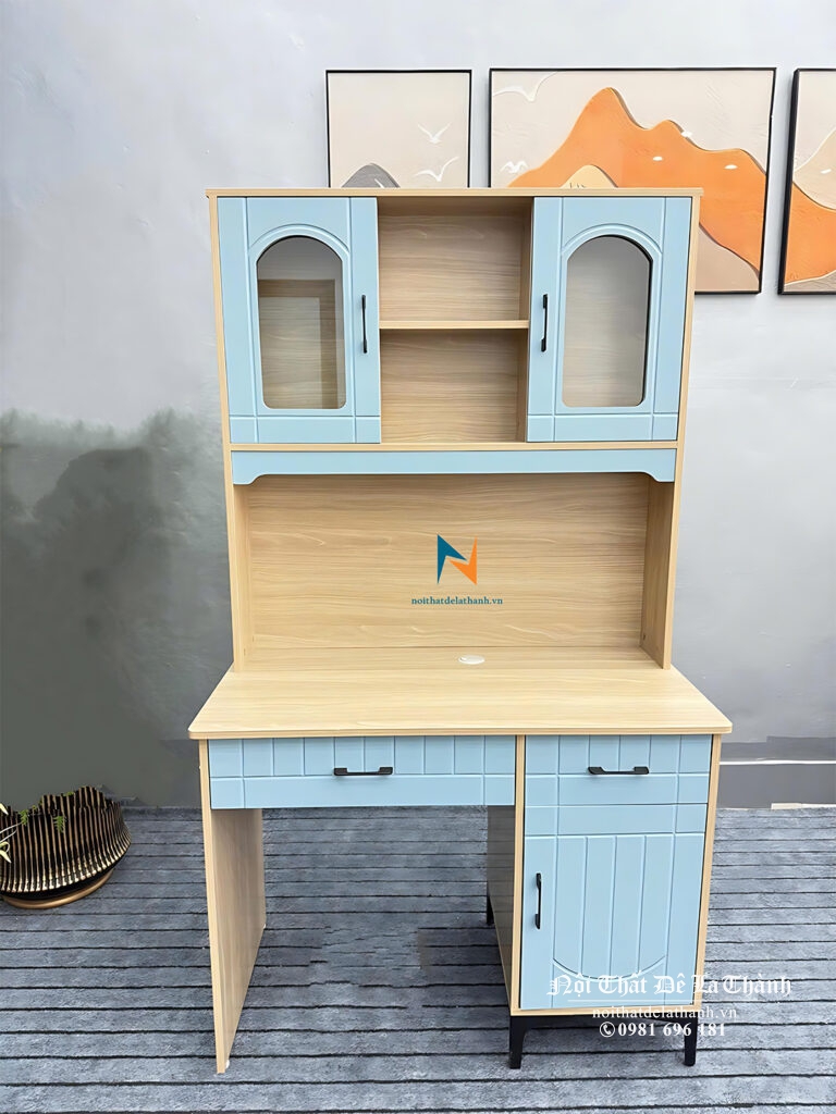 Chiếc bàn học dành cho bé trai, thiết kế theo phong cách hiện đại, kích thước 1mx1m5, phối 2 màu 388 và màu xanh, bàn liền giá sách, giá sách có 2 cửa khoét cánh kính