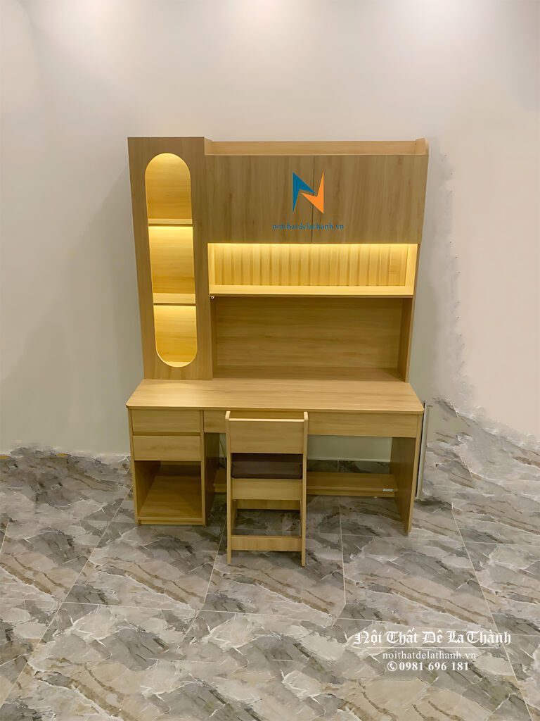 Bàn học liền giá sách 1mx1m5 màu 388 dành cho bé trai tiểu học, được lắp thêm đèn led nhìn rất đẹp mắt và tiện dụng