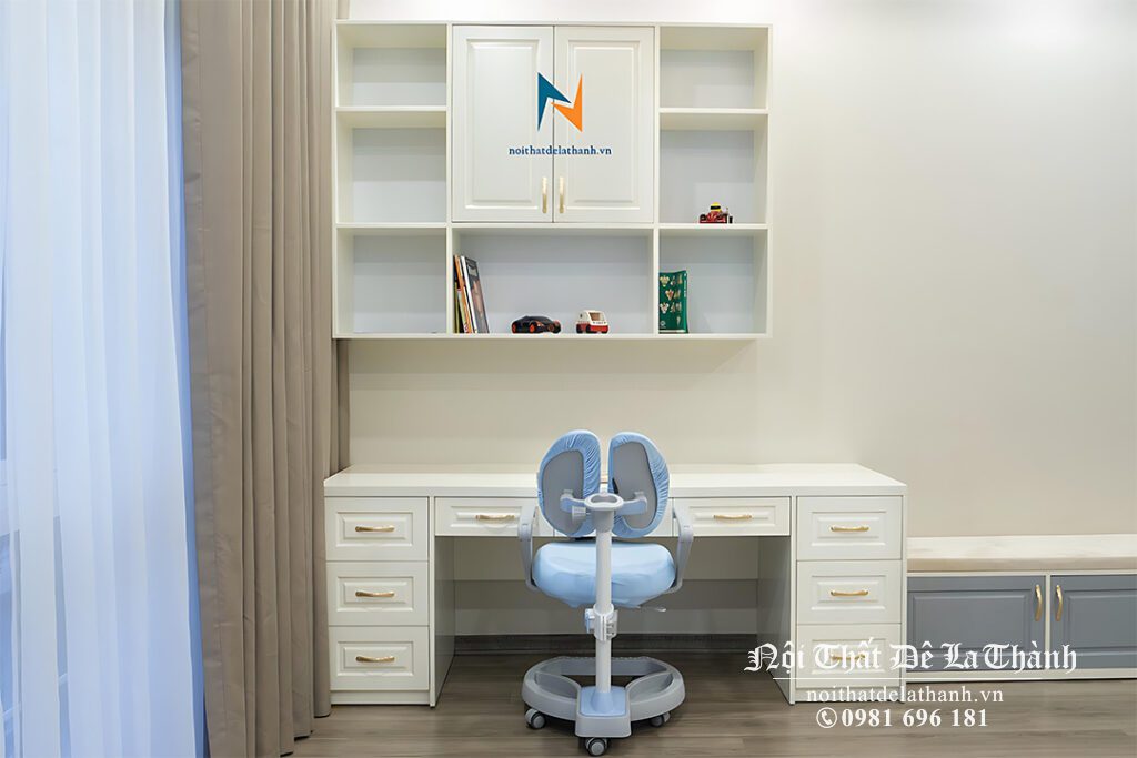 Không nên để nhiều vật trang trí vào khu vực bàn học, tránh cho việc trẻ mất tập trung