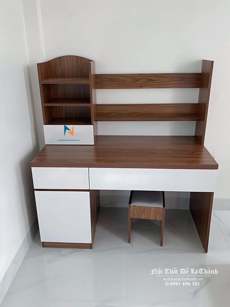 Chiếc bàn học thiết kế liền với giá sách, kích thước 80cmx1m2, phối màu óc chó và màu trắng, dành cho bé trai tiểu học