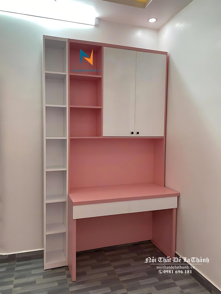 Chiếc bàn học màu hồng pha trắng thiết kế liền giá sách 80cmx1m95, thiết kế theo phong cách hiện đại rất đẹp, bên phải giá sách có 2 cánh màu trắng, dành cho bé gái cấp 1