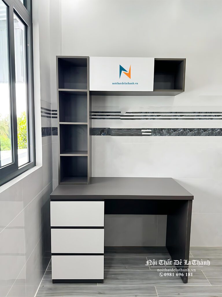 Chiếc bàn học dành cho bé trai tiểu học, phối màu chì và màu trắng, kích thước 1mx1m5, tạo hình chú hươu cao cổ rất đẹp mắt