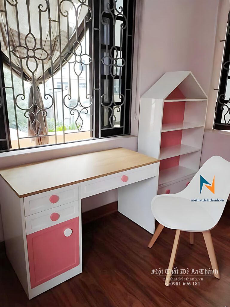 Chiếc bàn học đẹp thiết kế cho bé gái cấp 1, bài dài 1m, phối màu hồng và màu trắng, đầu bên phải có giá sách với kích thước 40cmx1m1, đồng tone màu hồng - trắng