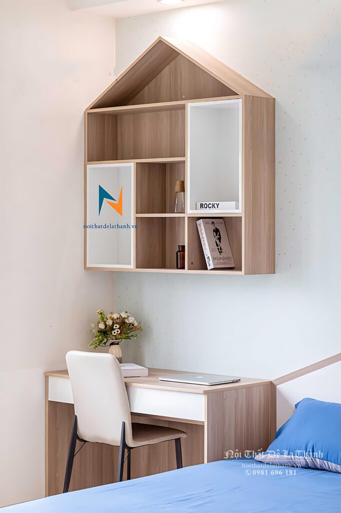 Chiếc bàn học nhỏ xinh cho bé trai cấp 1, rộng 60cm, giá sách treo 60cmx75cm mái nhọn tạo hình mái nhà, phối màu gỗ nâu vàng pha màu trắng