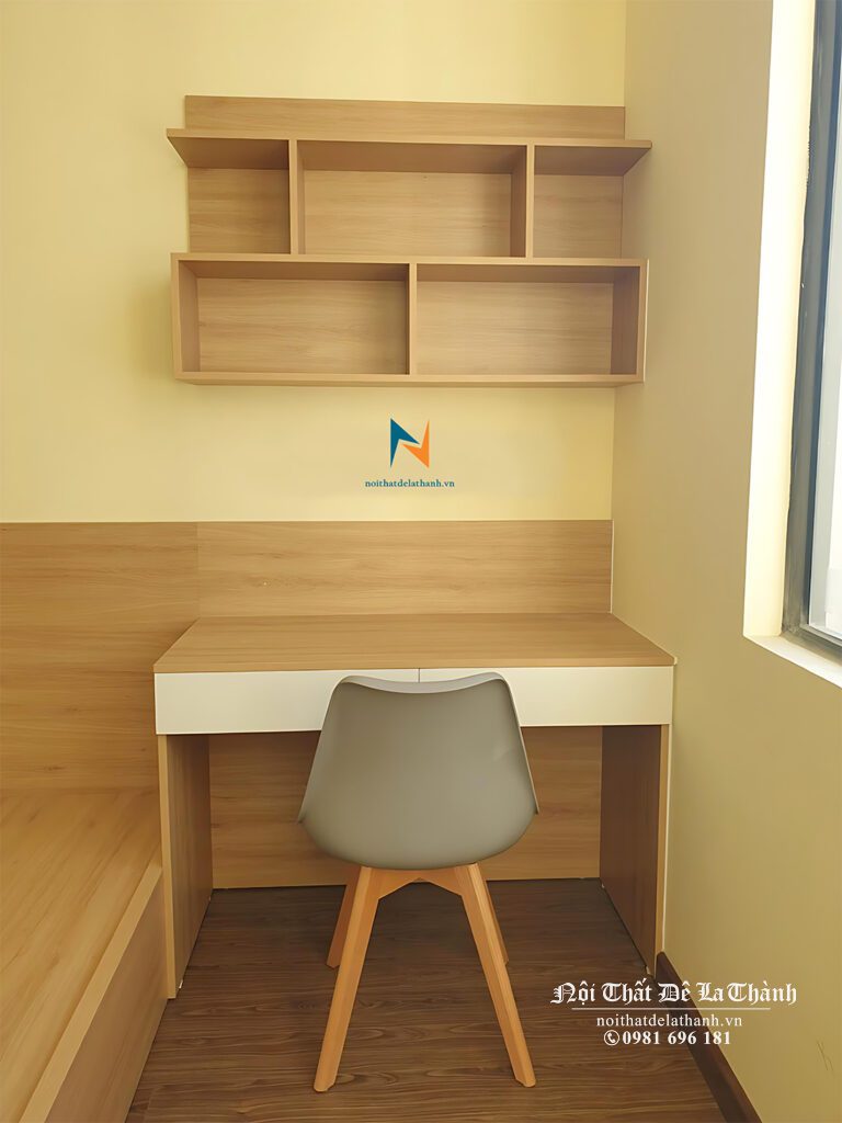 Bàn học gỗ công nghiệp vừa bền vừa đẹp, vừa hợp với kinh phí mua sắm của đa số phụ huynh. Ảnh: bàn học cho bé trai cấp 1