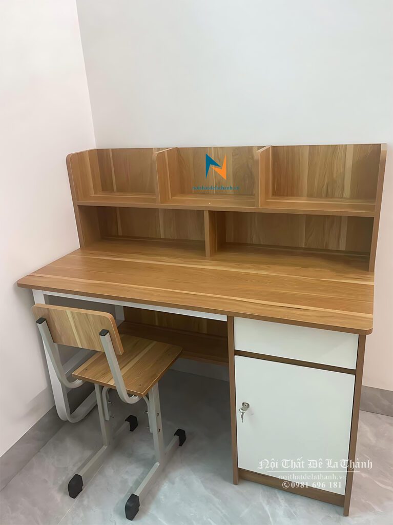 Bàn học giá rẻ dành cho bé trai lớp 1, gỗ mdf, chân trái bằng sắt sơn tĩnh điện, kích thước 80cmx1m1, phối màu gỗ vàng nâu pha cánh màu trắng
