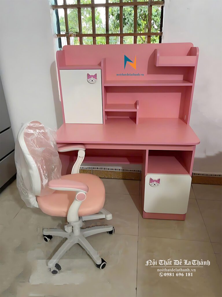 Chiếc bàn học màu hồng pha trắng cho bé gái lớp 1, kích thước 80cmx1m5, điểm nhấn là tay co cắt cnc hình đầu chú mèo rất xinh