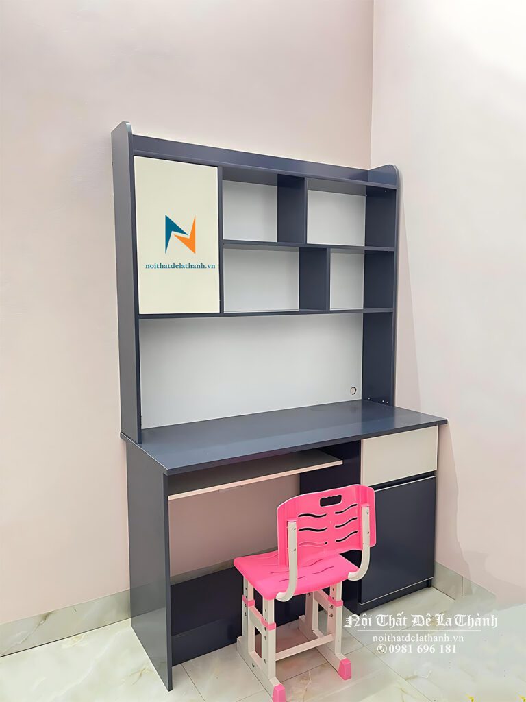 Bàn học màu chi pha cánh màu trắng 1mx1m95 dành cho bé gái (có thể dùng cho bé trai) thiết kế kiểu bàn học liền giá sách, làm bằng chất liệu gỗ công nghiệp mdf bền đẹp