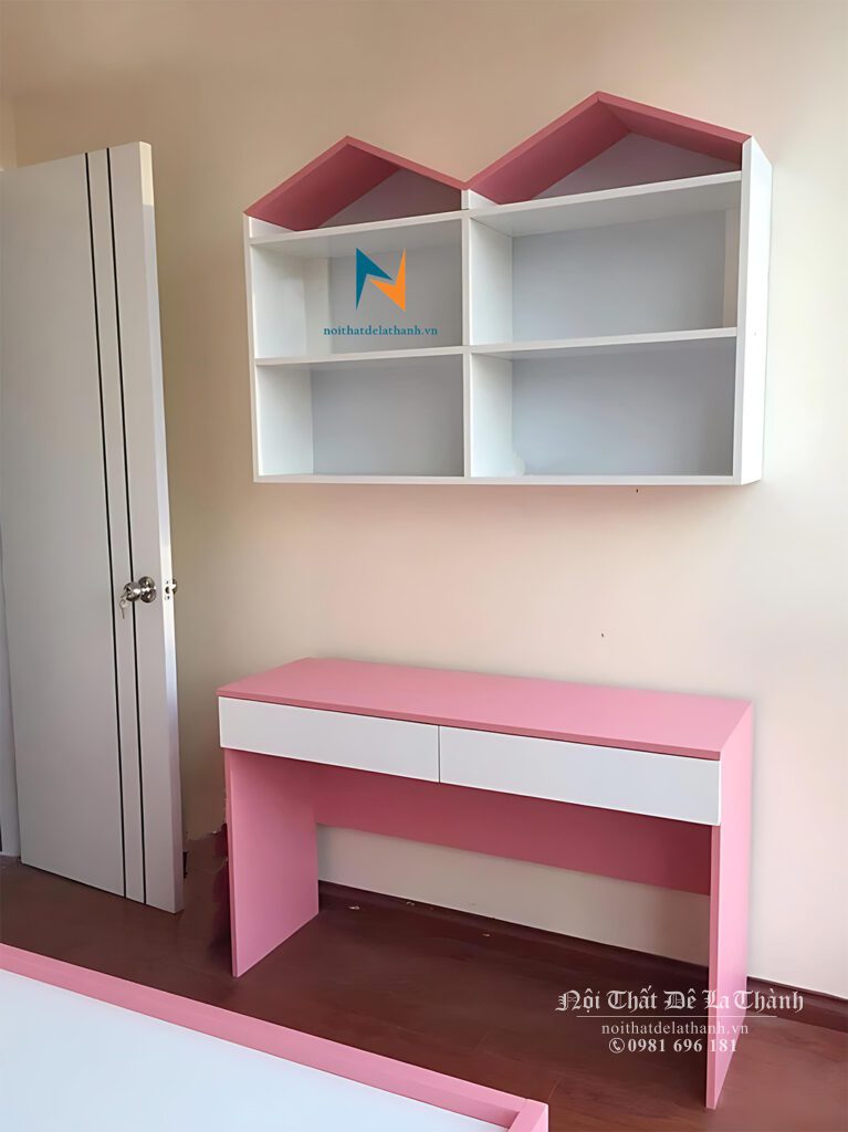 Chiếc bàn học nhỏ xinh, màu hồng pha màu trắng, bàn dài 60cm, giá sách treo 60cmx75cm thiết kế hình 2 mái nhà nhọn nóc, bàn dành cho bé gái cấp 1
