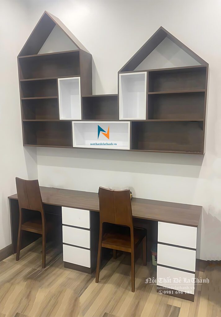 Bàn học đôi kèm giá sách treo dành cho 2 bé nam tiểu học, bàn dài 1m8, giá sách thiết kế hình 2 mái nhà, phối màu gỗ nâu phối màu trắng