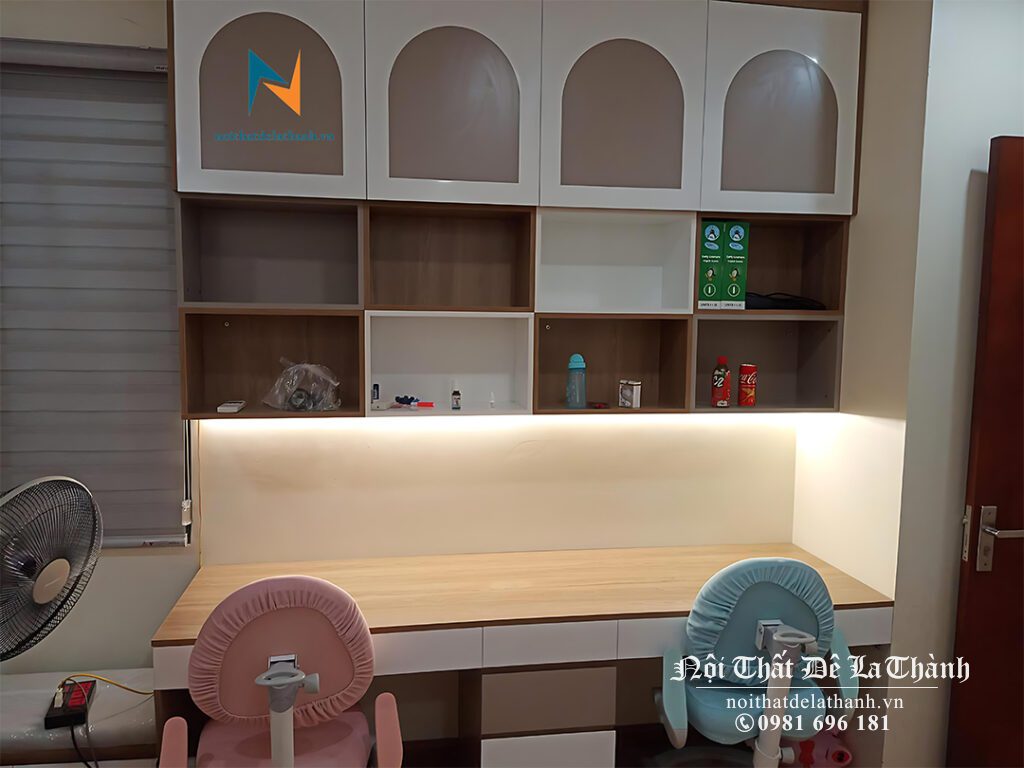 Chiếc bàn học đôi được thiết kế kèm giá sách treo cho bé trai và bé gái cấp 1, kích thước 1m6, giá sách treo cao kịch trần, giá sách được khoét hình vòm rất đẹp