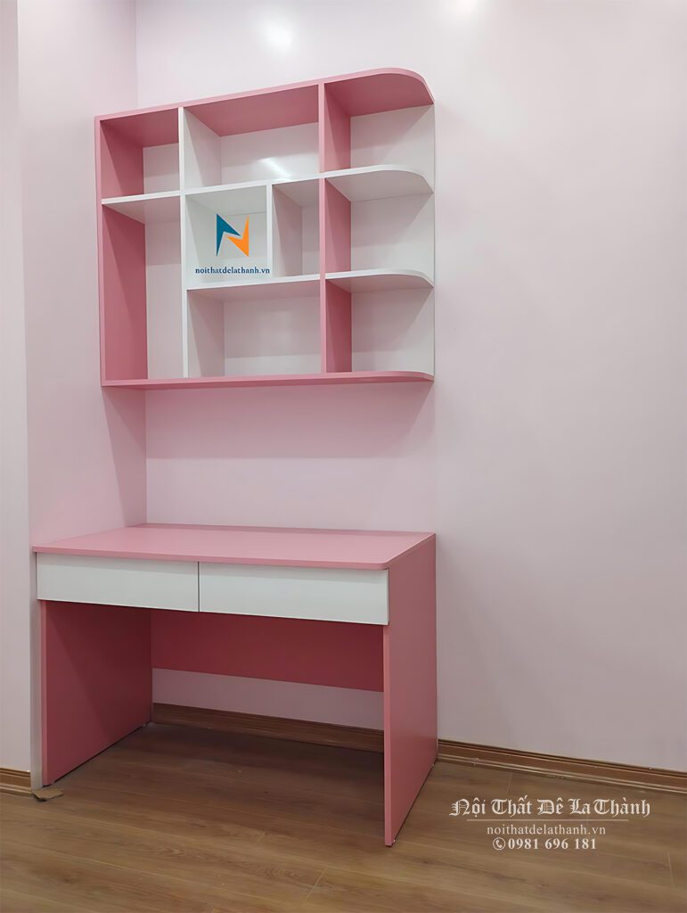 Chiếc bàn học màu hồng pha màu trắng rất xinh, rộng 60cm, giá sách treo 60cmx75cm, bàn học thiết kế theo kiểu hiện đại đơn giản, dành cho bé gái tiểu học