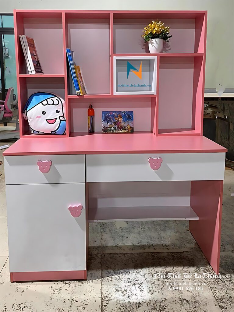 Chiếc bàn học màu hồng pha trắng, kích thước 80cmx1m25, bên dưới bàn có 1 hộc tủ, 2 ngăn kéo, bên trên giá sách chia ô rất đẹp mắt