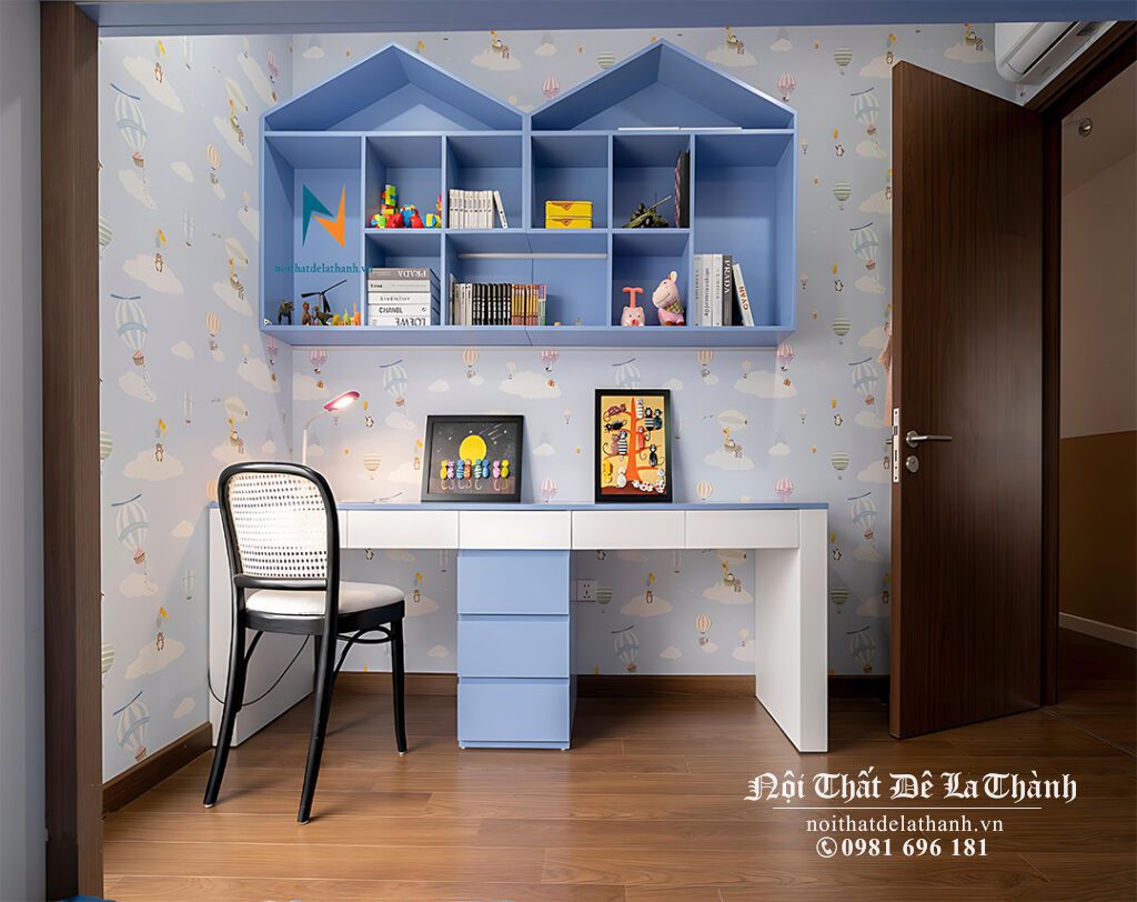 Chiếc bàn đôi dài 1m6, giữa có hộc để đồ, giá sách treo 1m6x90cm - thiết kế hình 2 mái nhà nhọn nóc, phối màu xanh tím pha màu trắng rất đẹp, dành cho 2 bé tiểu học