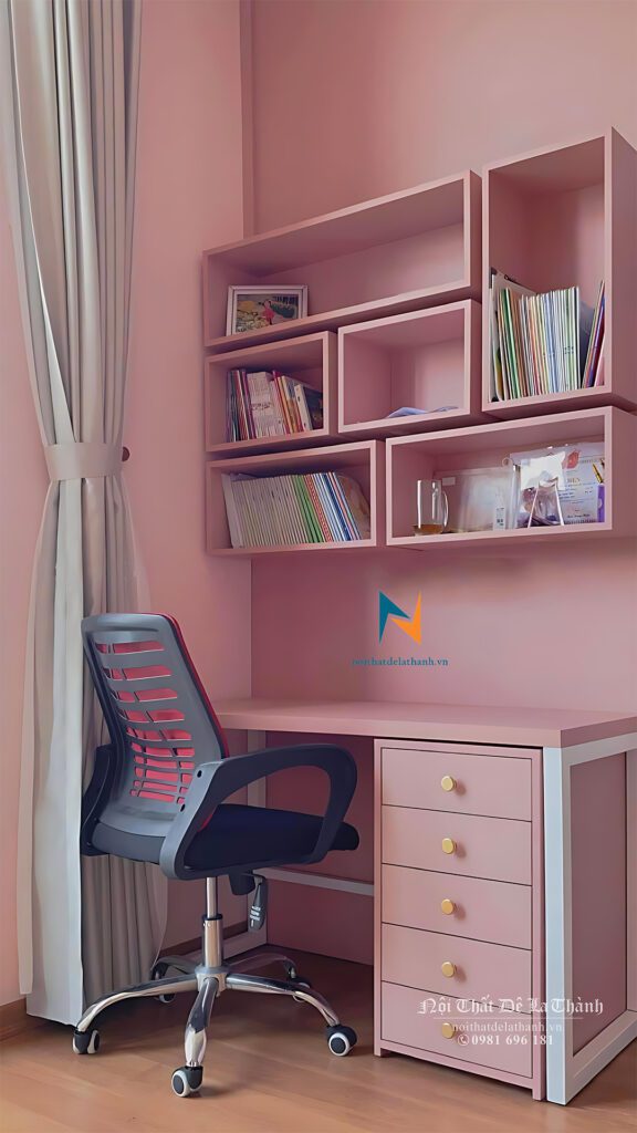 Một chiếc bàn đạt chuẩn sẽ giúp bé thoải mái khi ngồi học. Ảnh: bàn học màu hồng cho bé gái