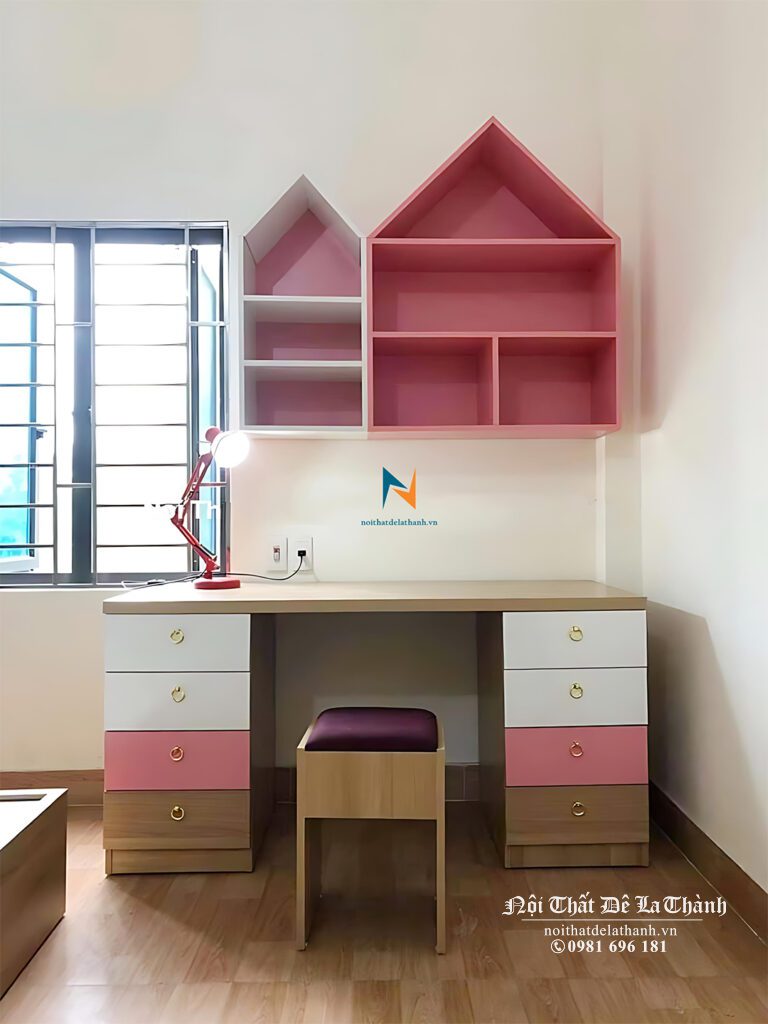 Nên chọn kiểu dáng thiết kế và màu sắc phù hợp với giới tính và độ tuổi của bé. Ảnh: bàn học cho bé gái lớp 1