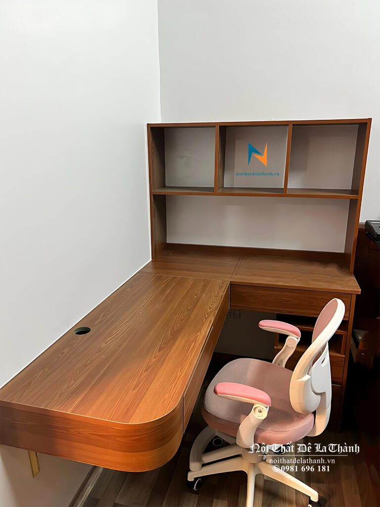 Bàn học chữ L dành cho học sinh cấp 1, kích thước 1mx60cm, 1 vế có giá sách liền bàn 60cmx60cm, màu gỗ nâu đỏ