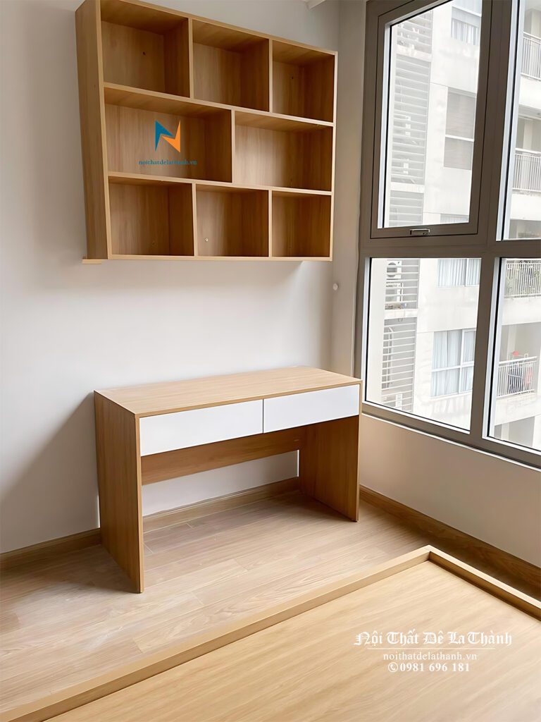 Chiếc bàn học thiết kế tại chung cư dành cho bé trai tiểu học, rộng 60cm, giá sách treo 60cmx90cm, màu gỗ nâu vàng pha mặt ngăn kéo màu trắng