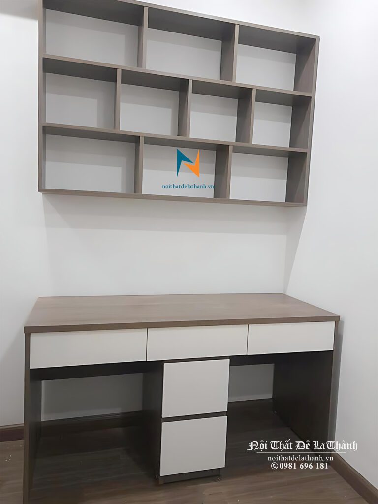 Bàn học đôi thiết kế hình chữ T, dài 1m6, dành cho 2 bé cấp 1, giá sách 1m6x75cm, phối màu gỗ nâu và cánh màu trắng, thiết kế kiểu đơn giản - hiện đại