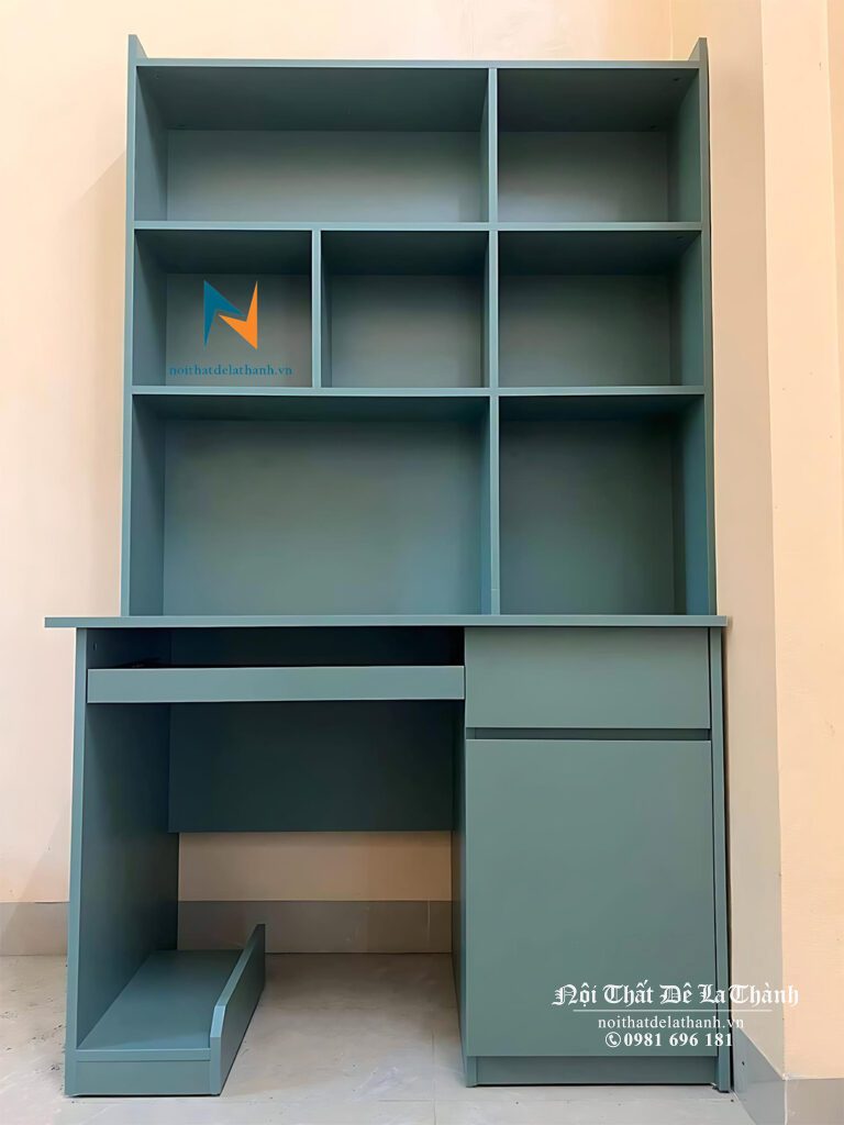 Chiếc bàn học dành cho nam sinh, chất liệu gỗ công nghiệp mdf, thiết kế bàn học kiêm bàn máy tính có chỗ để case máy tính, kích thước 1mx1m5, màu xanh rất nam tính