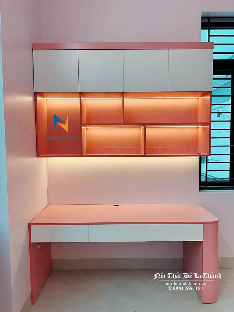Chiếc bàn học dài 1m2 đi kèm giá sách treo 1m2x90cm, giá sách tầng trên cùng có cánh, màu hồng pha mau trắng, thiết kế hiện đại dành cho bé gái cấp 2