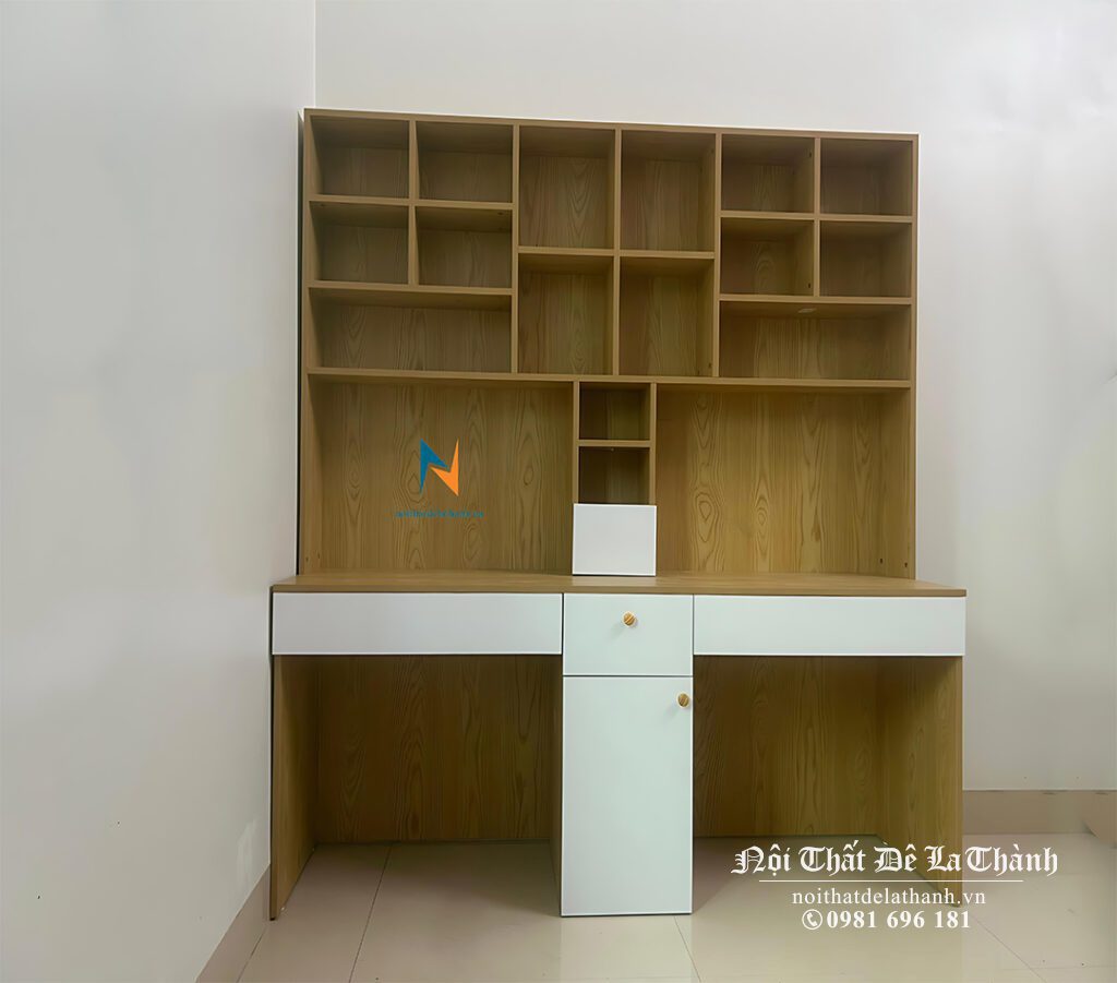 Chiếc bàn học liền giá sách dành cho 2 bạn nam, kích thước 1m6x1m95, màu 388 pha màu ngăn kéo trắng, phong cách hiện đại, gỗ mdf