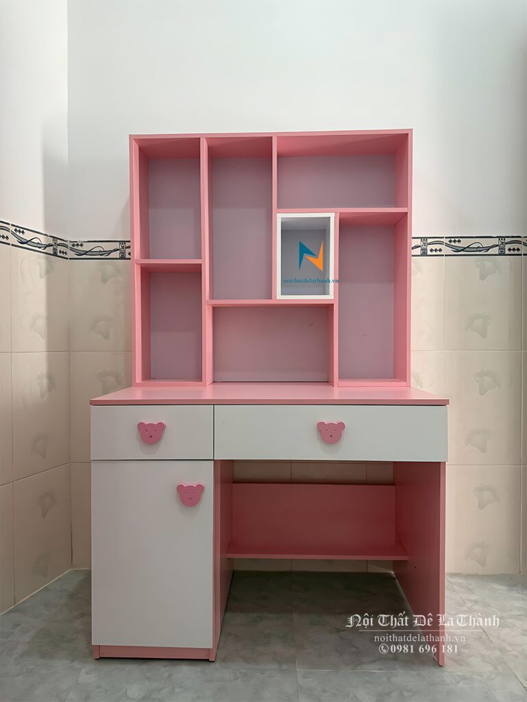 Chiếc bàn học màu hồng pha trắng dành cho bé gái, kích thước 1mx1m5, chất liệu gỗ mdf