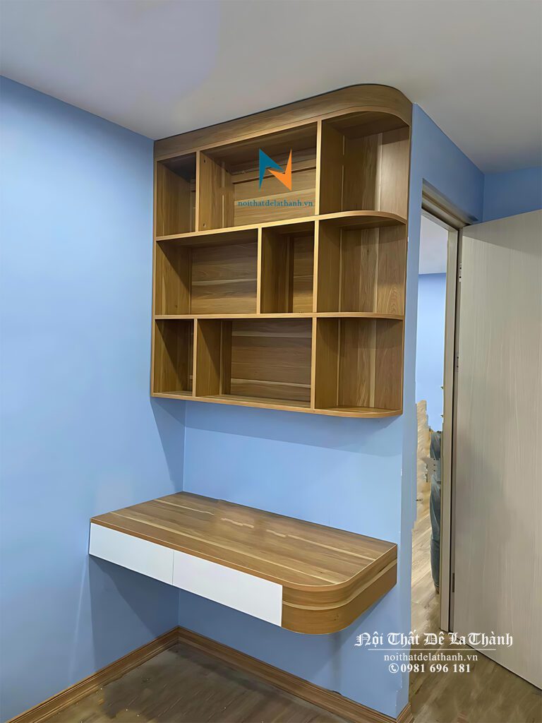 Chiếc bàn học treo 60cm đi kèm giá sách treo 60cmx90cm, thiết kế theo phong cách hiện đại, dành cho bé trai cấp 2, phối màu gỗ nâu và màu mặt ngăn kéo trắng