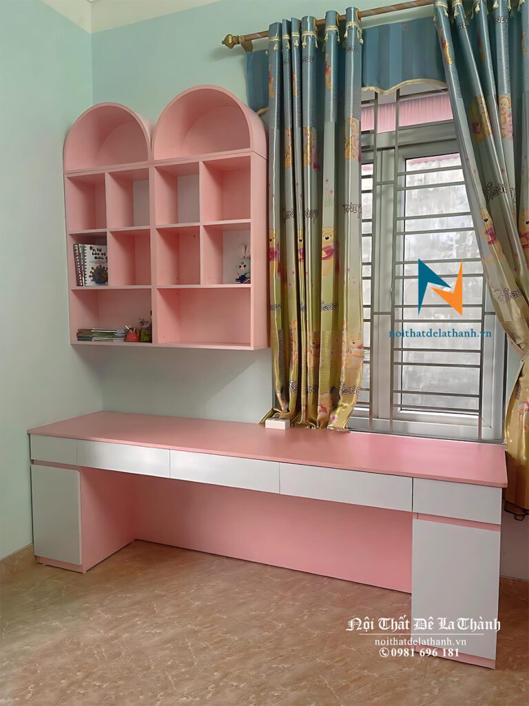 Bàn học thiết kế đặt cạnh cửa sổ dành cho bé gái cấp 2, cấp 3, bàn dài 1m5, giá sách treo 60cmx90cm tạo hình 2 vòm rất đẹp, màu hồng pha màu trắng