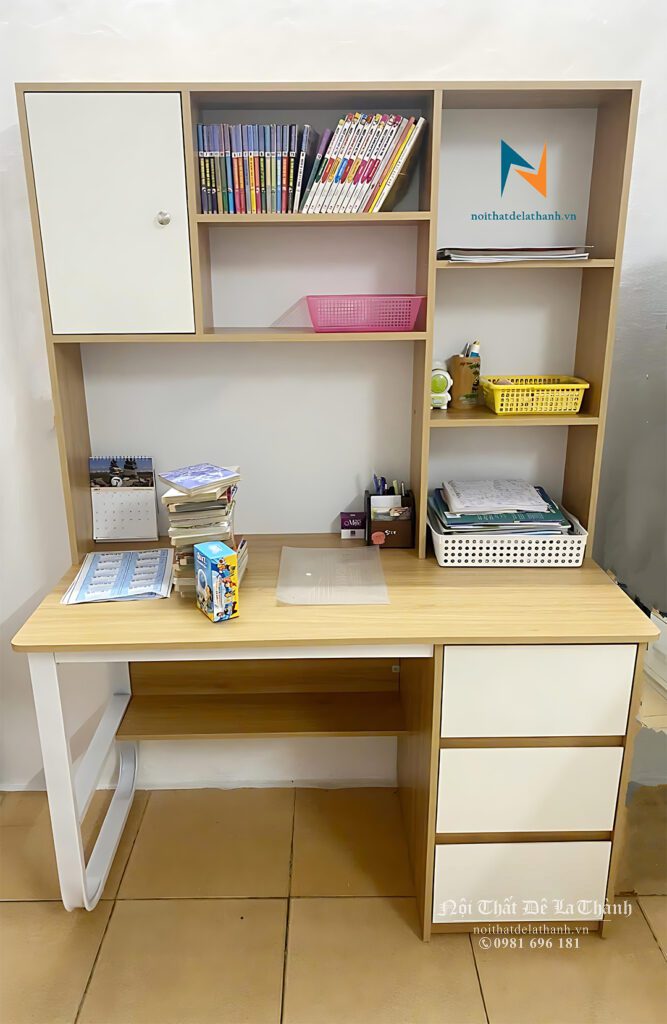 Bàn học chân sắt tĩnh điện liền giá sách, kích thước 80cmx1m95, hộc tủ để đồ thiết kế bên phải người ngồi, giá sách có 1 cánh bên trái tạo điểm nhấn, phối 2 màu 388 và màu trắng đơn giản nhưng rất đẹp