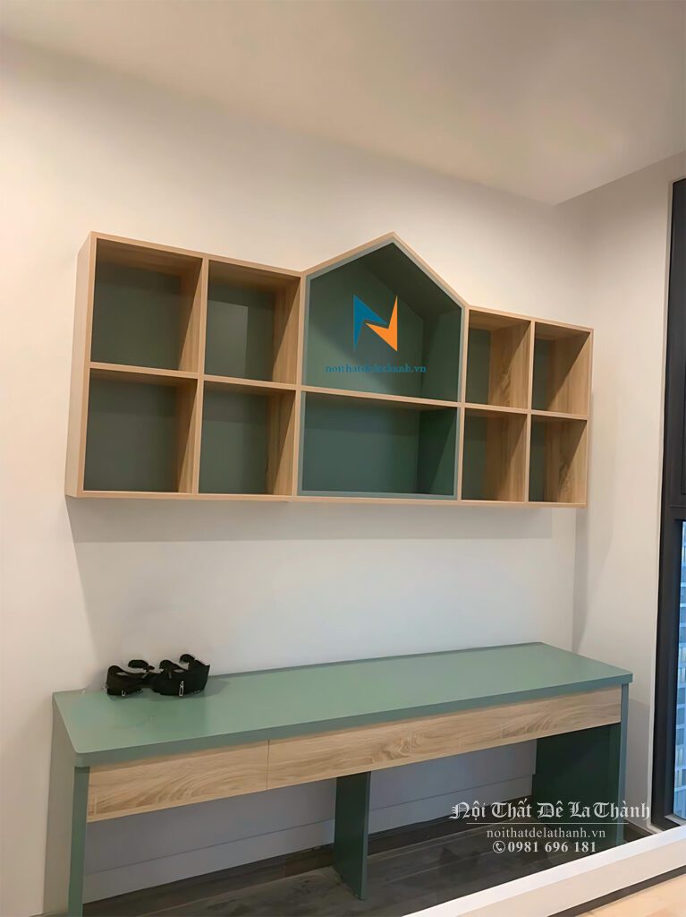 Chiếc bàn học đôi cho 2 bé trai cấp 2, dài 1m6, giá sách treo 1m6x65cm, phối màu nâu vân gỗ và màu xanh thẫm, giá sách nhô kiểu mái nhà rất ấn tượng