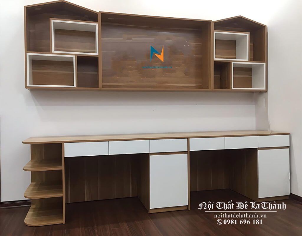Chiếc bàn học kèm giá sách thiết kế cho 2 bạn trai cấp 2, cấp 3, kích thước dài 2m1, giá sách treo 2m1x70cm, màu gỗ nâu pha màu mặt ngăn kéo màu trắng, 2 giá sách tạo hình 2 mái nhà nhỏ xinh