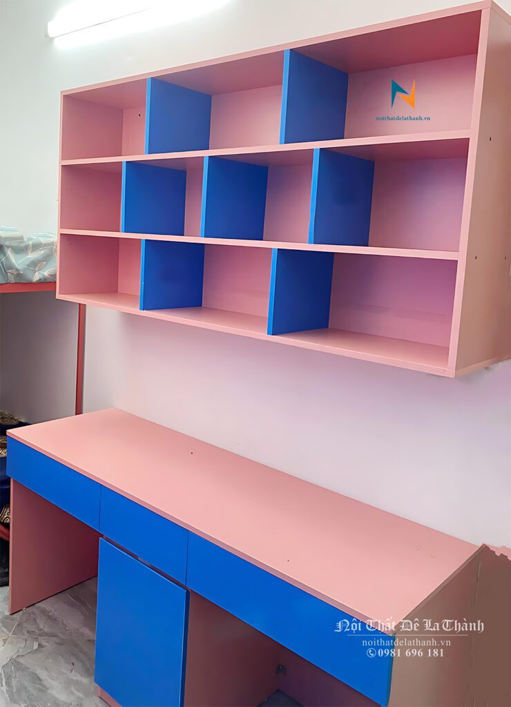 Chiếc bàn học dài 1m8, giá sách treo 1m8x75cm,  phối màu xanh đậm và màu hồng, dành cho 2 bé gái cấp 2 hoặc cấp 3