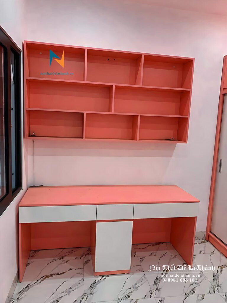 Chiếc bàn học dài 1m6, phối màu hồng và trắng dành cho 2 bé gái cấp 2, giá sách treo màu hồng kích thước 1m6x95cm, thiết kế theo phong cách hiện đại