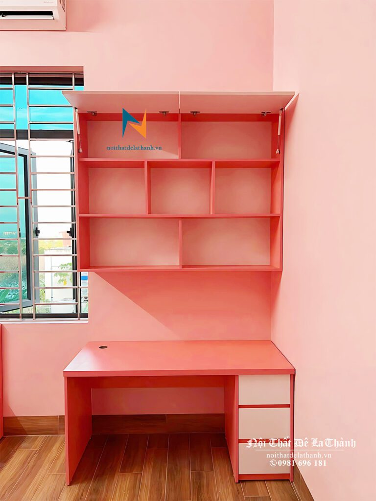 Chiếc bàn học với gam màu hồng đầy nữ tính dành cho bé gái THCS, rộng 80cm, giá sách treo 80cmx90cm - tầng trên cùng có 2 cánh lật bằng piston, thiết kế theo phong cách hiện đại