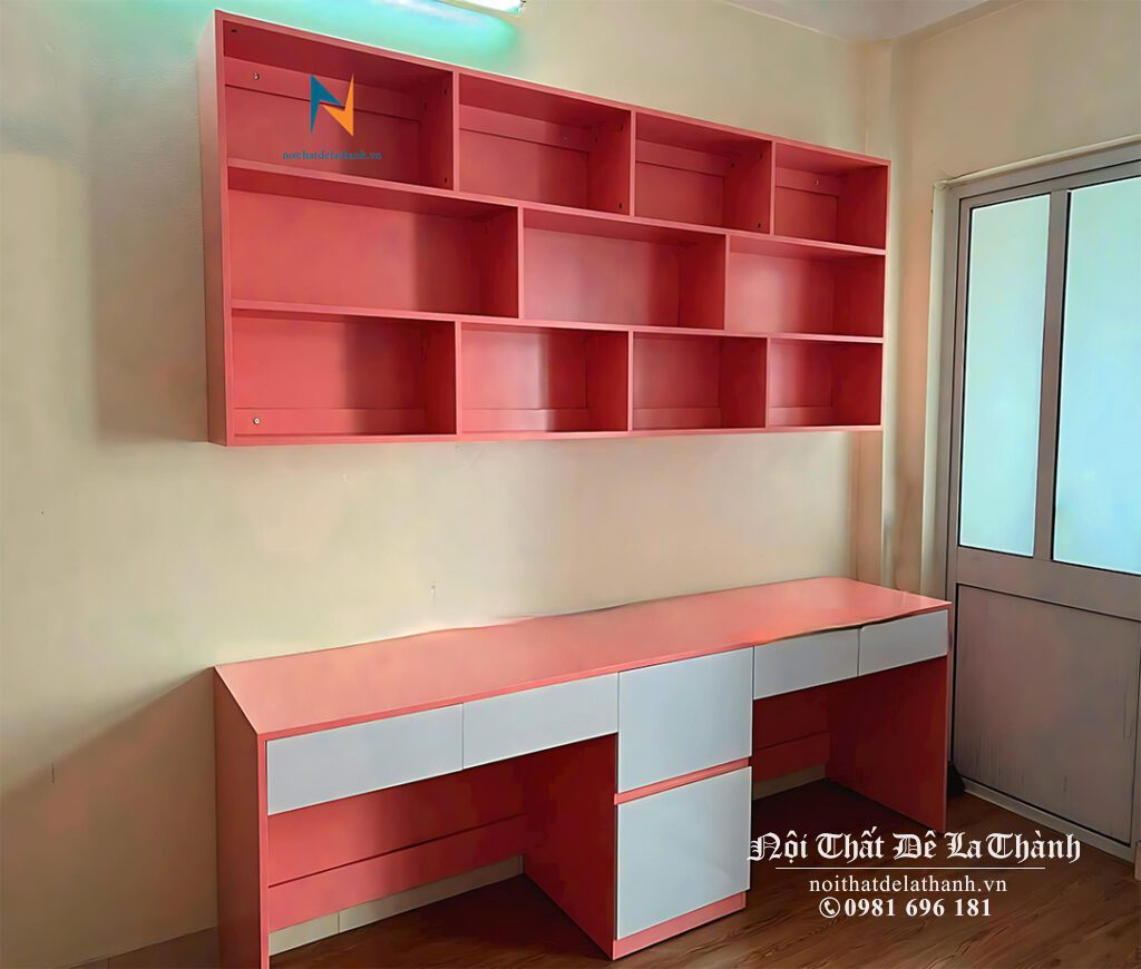 Bàn học màu hồng pha màu trắng với hộc tủ ở giữa cho 2 bé gái cấp 2, bàn dài 1m8, kích thước giá sách treo 1m8x75cm, thiết kế kiểu hiện đại
