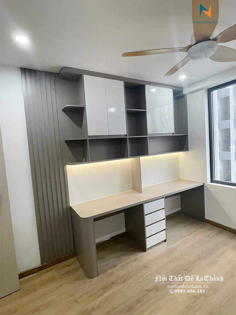 Thiết kế bàn học cho 2 bạn nam: rộng 1m6, cao 2m6 kịch trần, phối màu chì và màu trắng trông rất sang trọng
