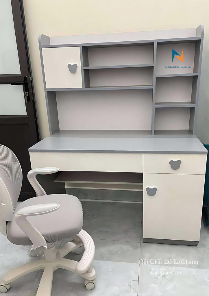 Chiếc bàn học màu xám pha màu trắng, kích thước 1mx1m5, là loại bàn liền giá sách, có thể sử dụng cho cả bé trai hoặc bé gái