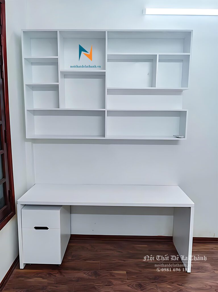Kích thước bàn so với lứa tuổi và chiều cao của bé là yếu tố cần quan tâm đầu tiên khi chọn mua bàn học. Ảnh: Bàn học màu trắng kèm giá sách