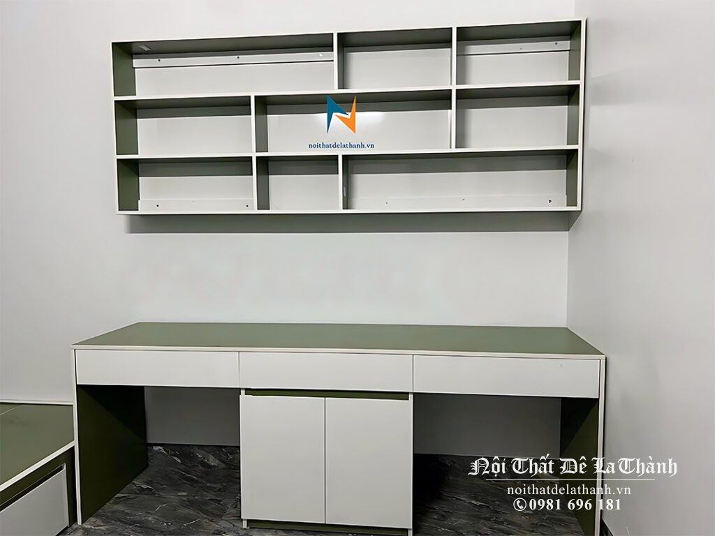 Bàn đôi dài 1m6, có hộc tủ ở giữa 2 vị trí ngồi, giá sách treo 1m6x75cm, phối màu xanh rêu và màu cánh trắng