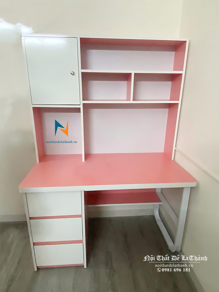Bàn học 80cmx1m5, phối màu hồng và màu cánh trắng, bên trái là hộc tủ, bên phải là chân sắt màu trắng sơn tĩnh điện, bàn dành cho bé gái cấp 2 hoặc cấp 1